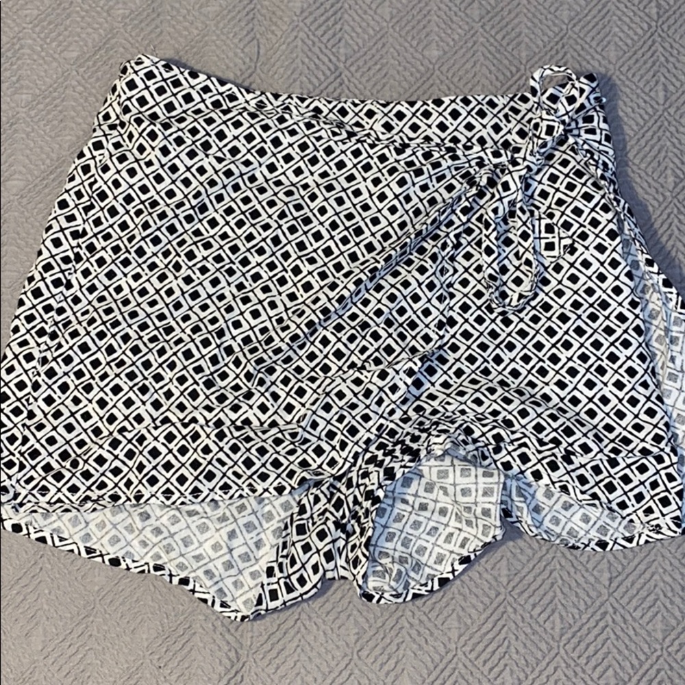 Urban outfitters black and white shorts/sqort